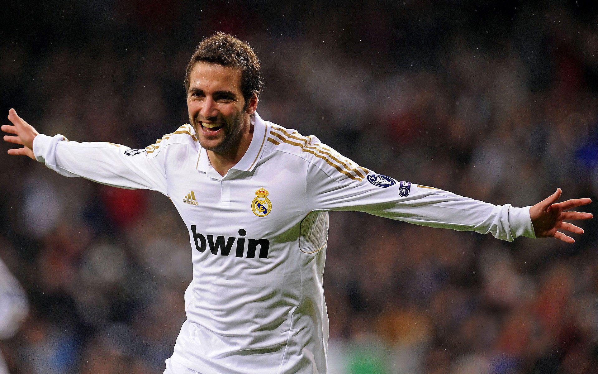 在男双决赛中，王楚钦与樊振东以4-0战胜韩国组合，助力中国队实现男双项目的三连冠。